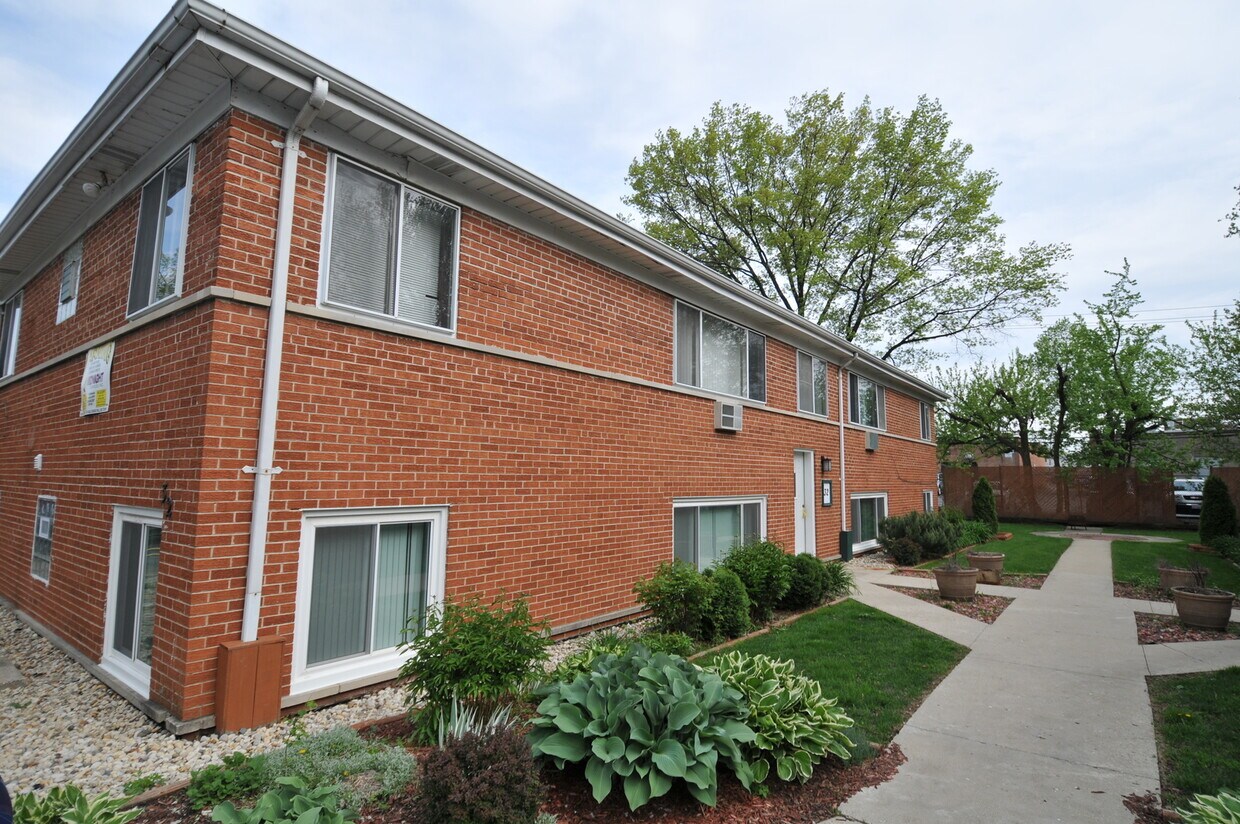 32 N Main St Unit GS, Glen Ellyn, IL 60137 Condo for Rent in Glen