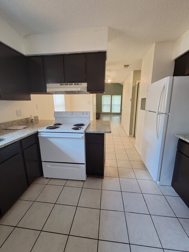 Foto del edificio - 604 Lost Springs Ct