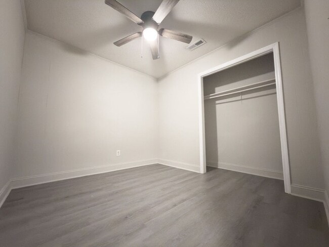 Foto del edificio - 836 White Oak Dr