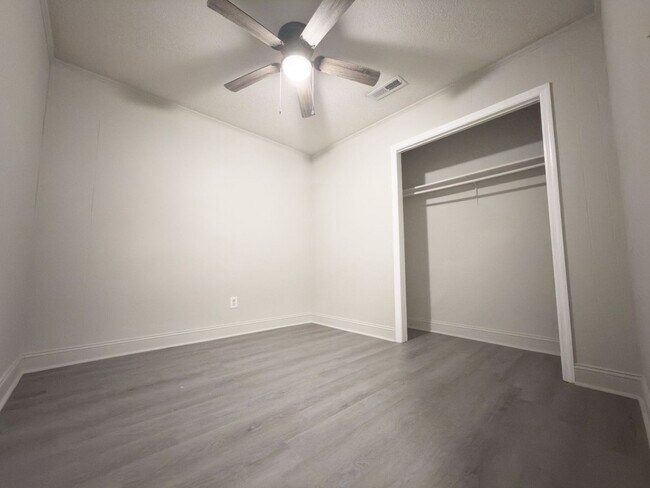 Foto del edificio - 836 White Oak Dr