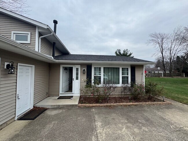 Building Photo - Beautiful 3 Bed - 2.5 Bath - Split Level i...