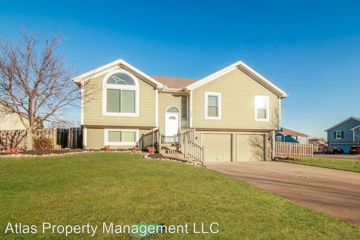 3 br, 2.5 bath House 606 Givan Avenue House for Rent in Belton, MO