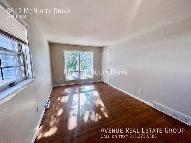 Foto del edificio - 8819 McNulty Dr