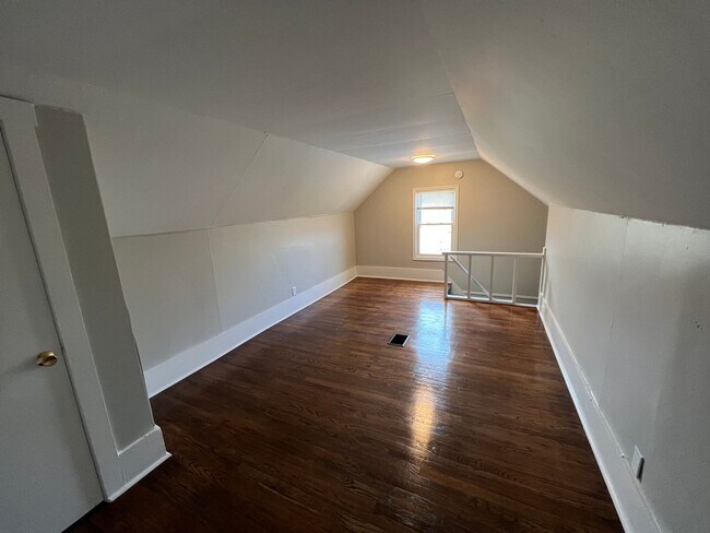 Building Photo - 4 Bed 1 Bath- Nicely Updated!