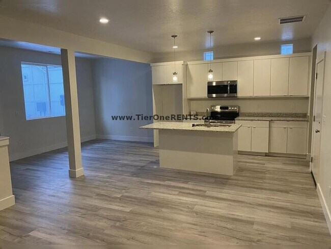 Building Photo - Modern 3 bed/2.5 bath townhome with great ...