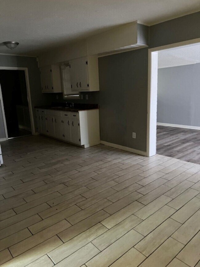 Foto del edificio - 693 Bonwood Ave