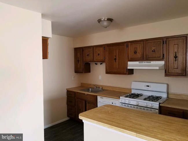 Building Photo - 151 Meadowbrook Ln