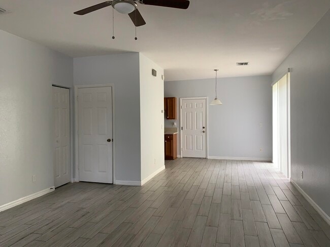 Foto del edificio - 2155 SE Bell Isle Dr