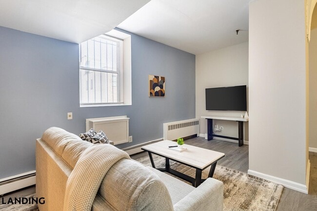 Building Photo - 265 College St