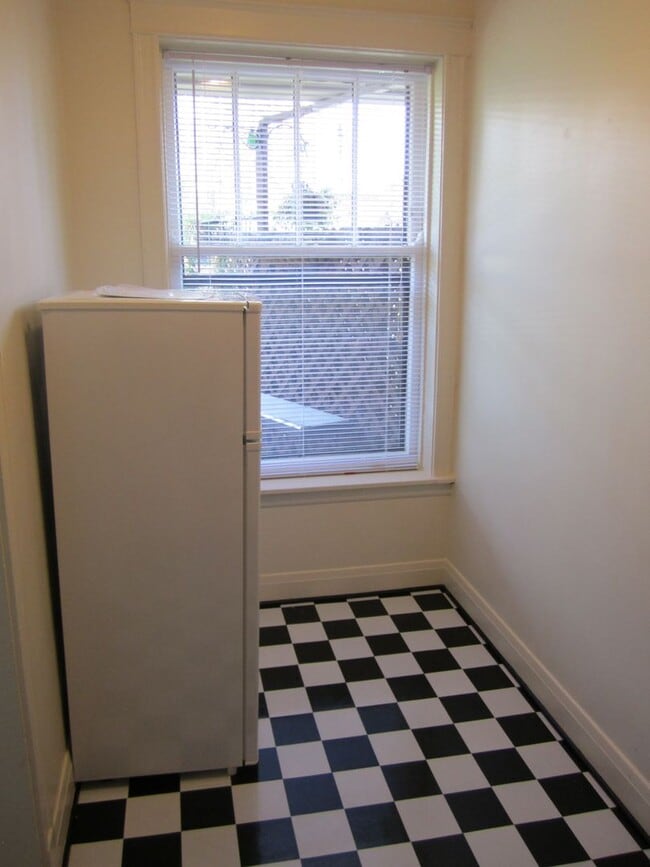 Interior Photo - 5440-42 N Winthrop Ave
