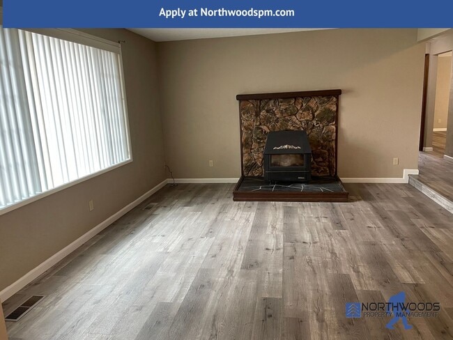 Building Photo - Nice 3 bed 2 bath in Great Neighborhood-La...