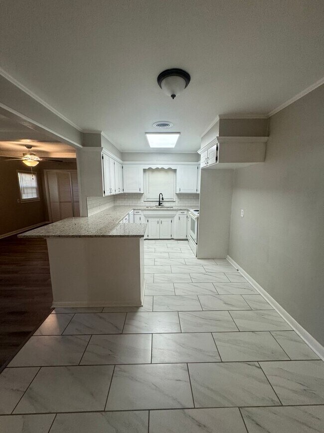 Building Photo - 2613 Plantation Dr