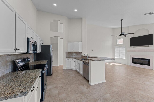 Building Photo - 4423 E Vista Val Verde Dr