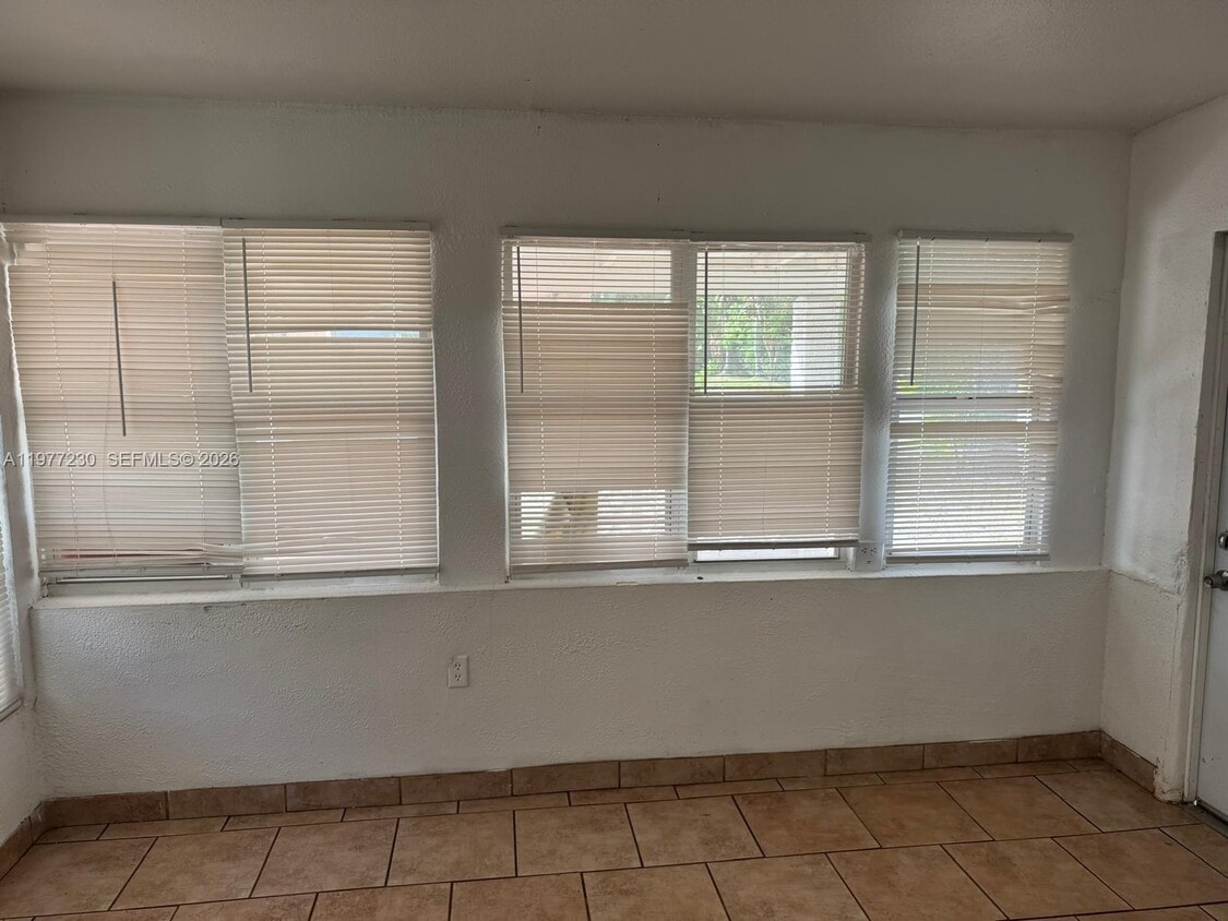 Building Photo - 1511 NE 40th St