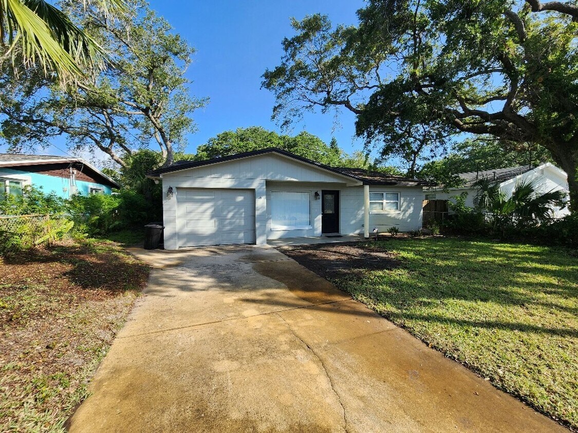 Foto principal - Charming 2 Bed 2 Bath Beachside Home