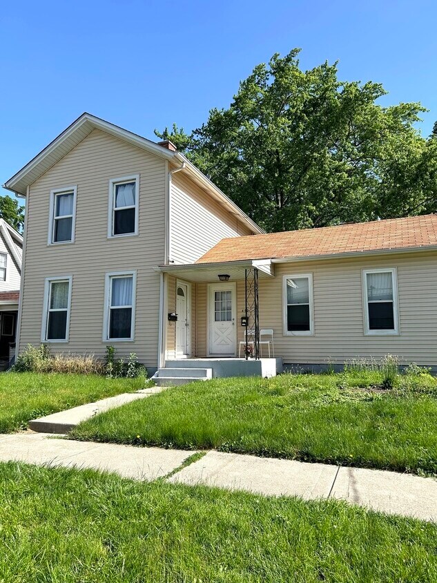 450 Center Ave Unit E, Aurora, IL 60505 Condo for Rent in Aurora, IL