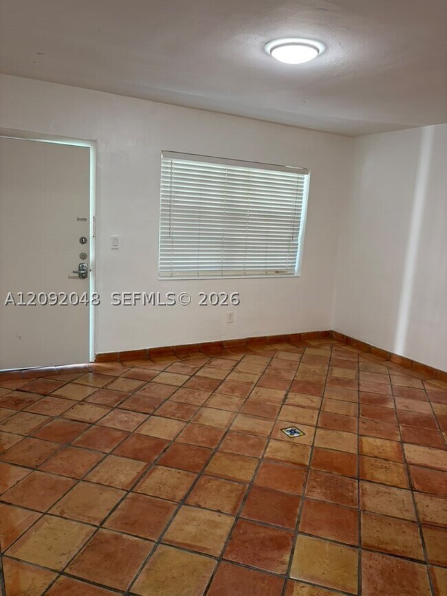 Foto del edificio - 645 NE 77th St