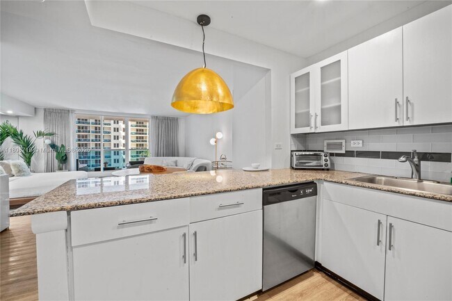 Building Photo - 2301 Collins Ave