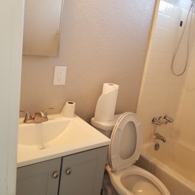 baño 1 de 2 - 171 W Highland Ave