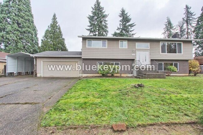 Foto del edificio - Newly Remodeled 5 Bed, 2 Bath Home with RV/Boat Parking in Oregon City