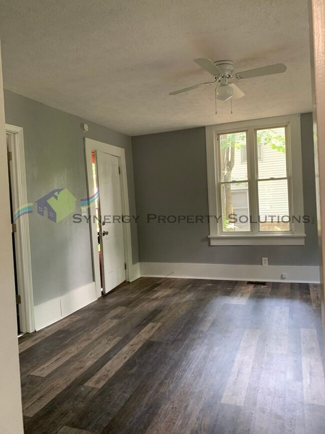 Building Photo - 4 BEDROOMS, 2 BATH