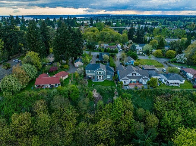 Building Photo - Spacious 5-Bedroom Home with Cascade & Val...
