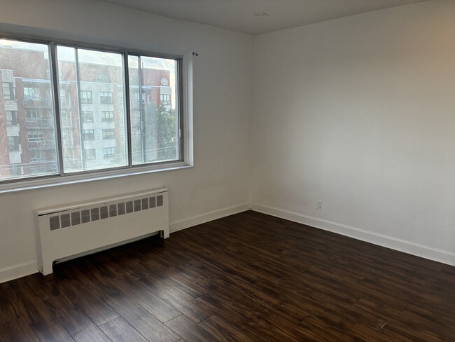 Building Photo - 5285 Av Beaconsfield