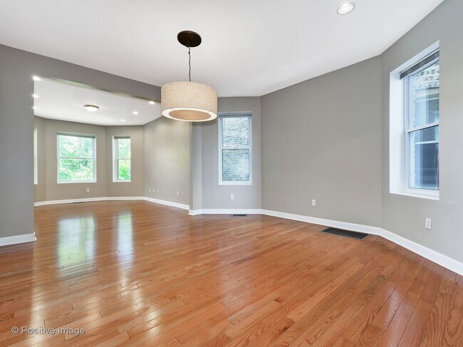 Foto del edificio - 2215 W Addison St