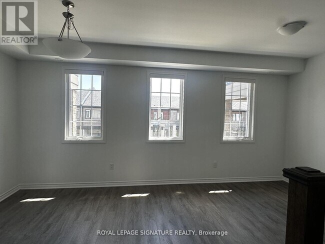 Photo du bâtiment - 1259 Lily Cres