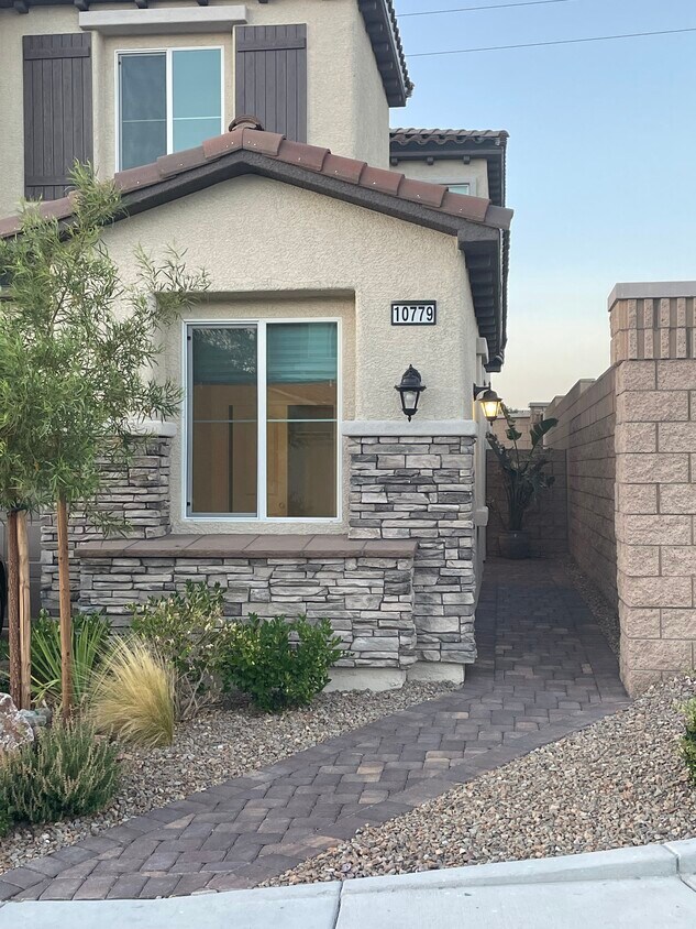 Front casita window - 10779 Edgestone Ave
