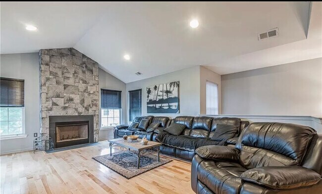 Condo for Rent - 115 Chariot Ct