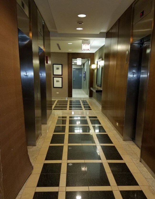 Foto del edificio - 6700 S South Shore Dr