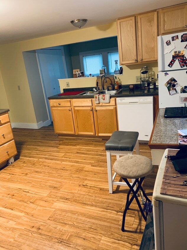 Kitchen - 218 Sandhill Rd
