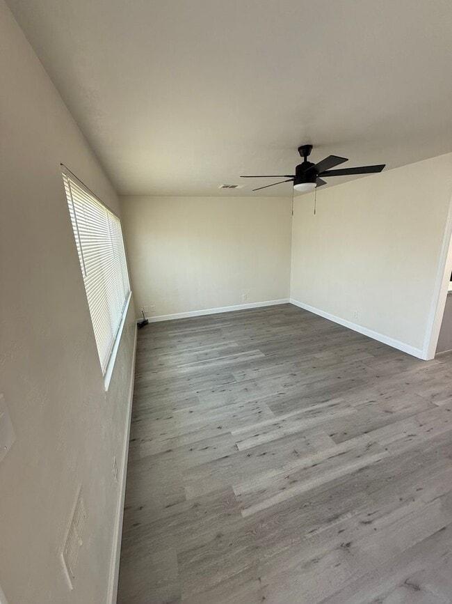 Foto del edificio - Charming Home Located in Lemoore