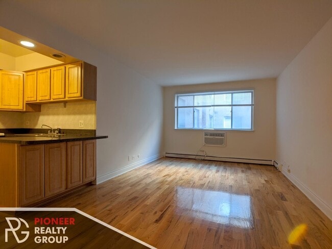 Building Photo - 531 W Aldine Ave