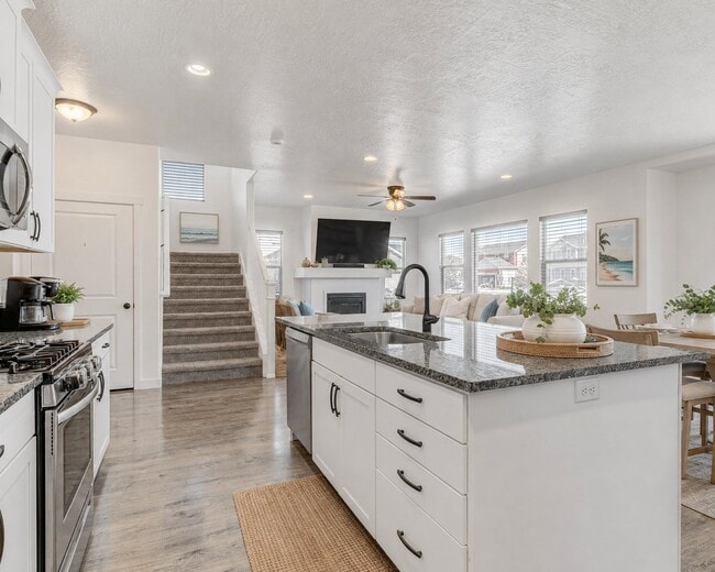 Building Photo - 242 E Echo Ledge Dr
