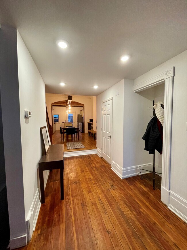 Building Photo - 925 Paradrome St