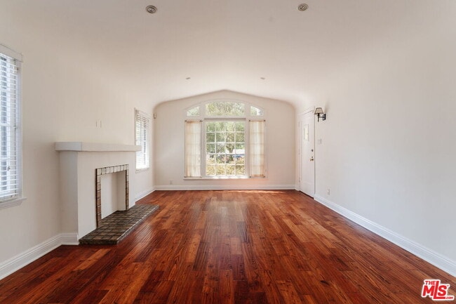 Building Photo - 8561 Rugby Dr