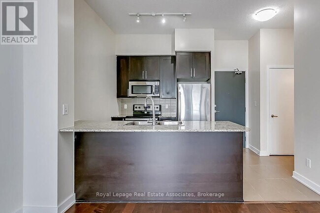 Photo du bâtiment - 4070-4070 Confederation Pkwy