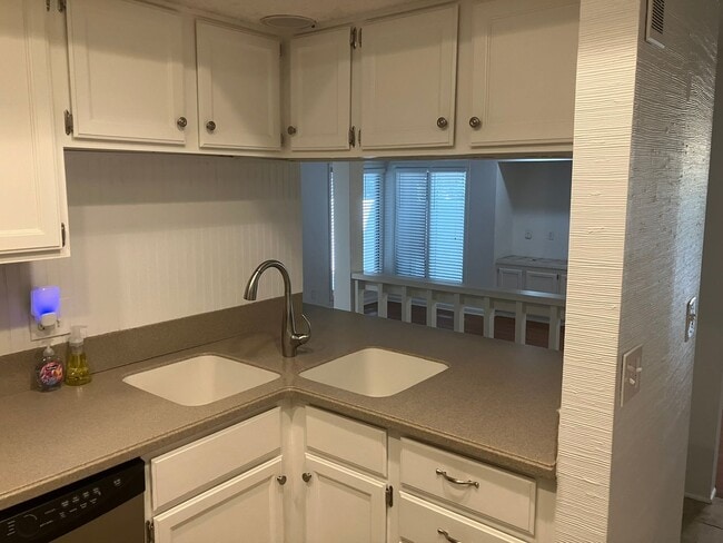 Building Photo - 1 BR / 1.5 BA at Saint Andrews Commons (Pa...