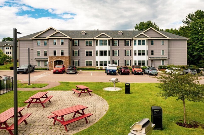 Building Photo - Top Floor Corner 2 Bedroom with Wooded View