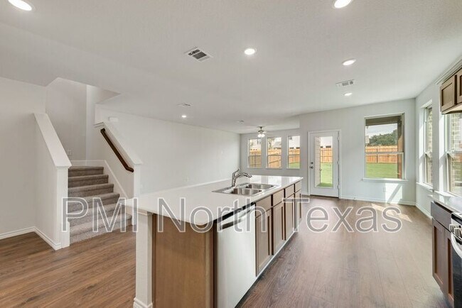 Foto del edificio - 411 Wrangler Ln