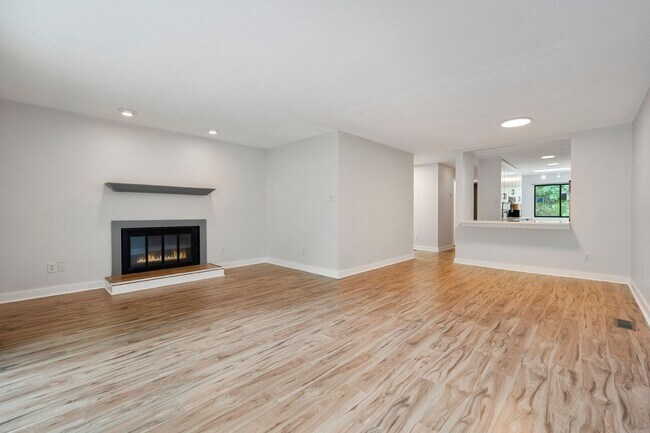 Foto del edificio - Beautiful Village West Townhome. Updates galore!