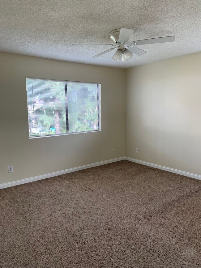 Building Photo - El Cajon Townhouse 2 br 1.5 bath