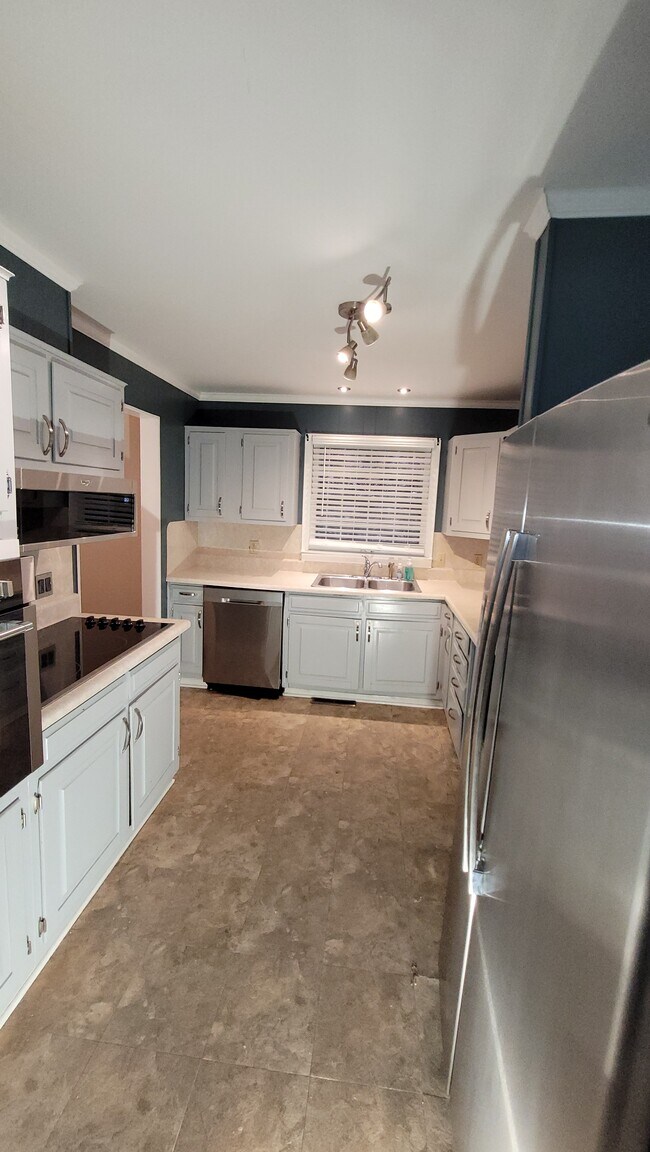 Foto del edificio - 129 Reservoir Ridge Dr