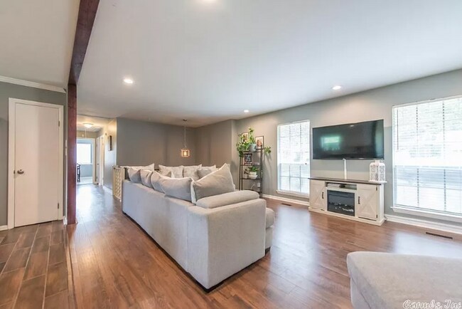 Building Photo - 6509 Blackstone Dr