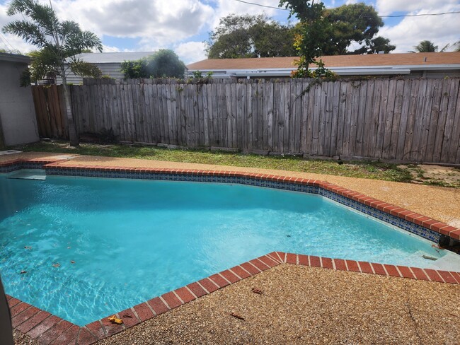 pool - 3041 NE 9th Ter