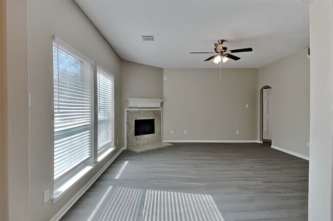 Building Photo - 2610 Hilldale Park Ln