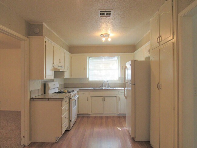 Foto del edificio - Charming Home in Edmond & Convienant Locat...