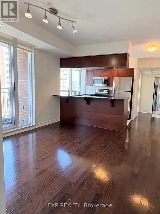 Photo du bâtiment - 60-1160 St Clair Ave W